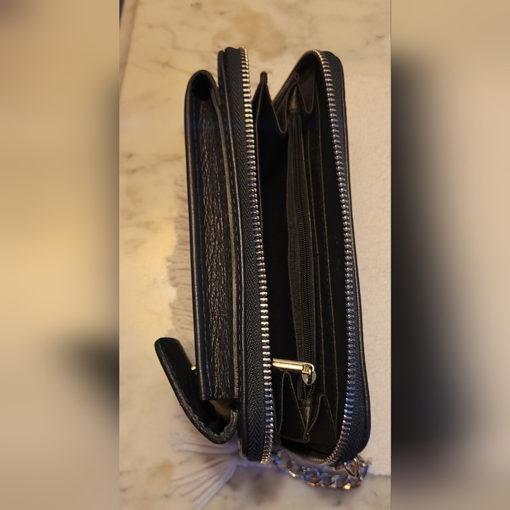 Vera Pelle Black Leather Phone Case with Chain - Picture 3 of 8